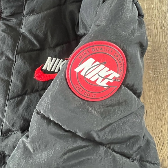 Nike “Just Do It” Puffer Jacket Boys Black/Red Hooded Size Large 6-7 years - Picture 4 of 11